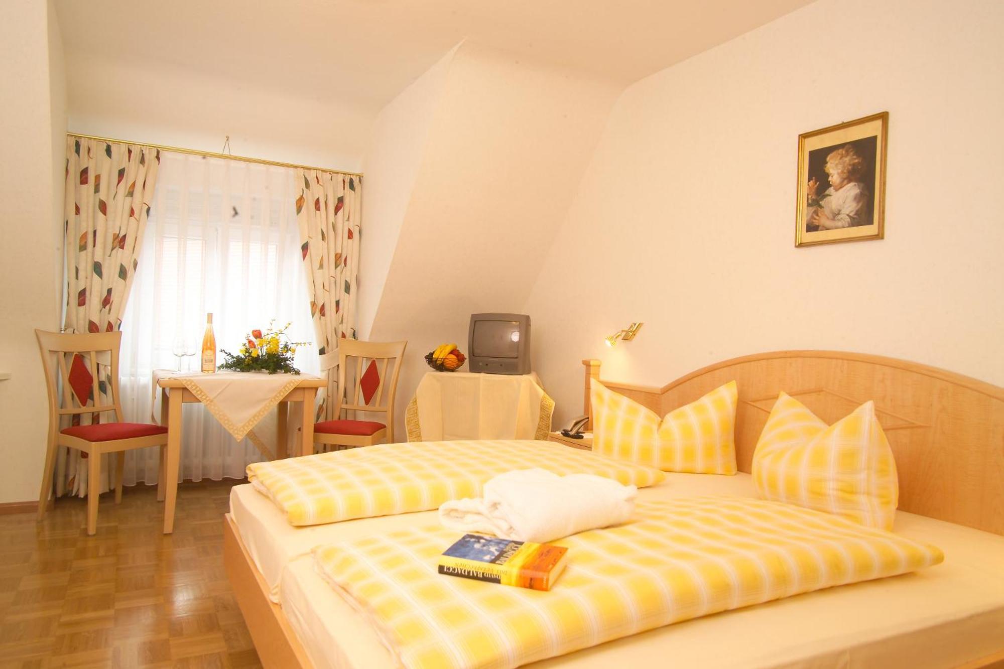 Gasthaus-Pension Zum Kreuz Штюлинген Экстерьер фото